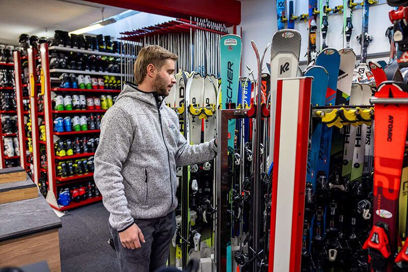 Skier verleihen im Sportshop Krismer Fiss