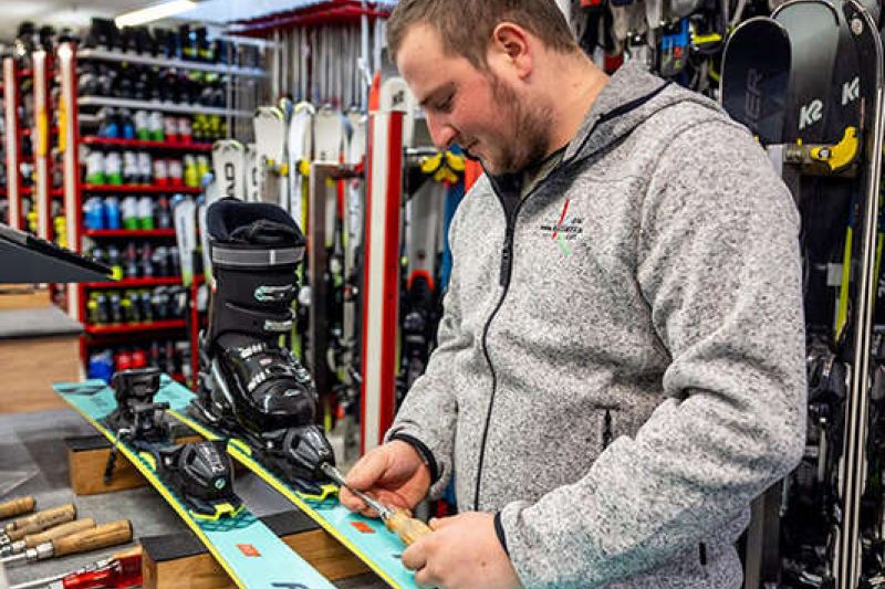 Skier anpassen beim Verleih im Sportshop Krismer